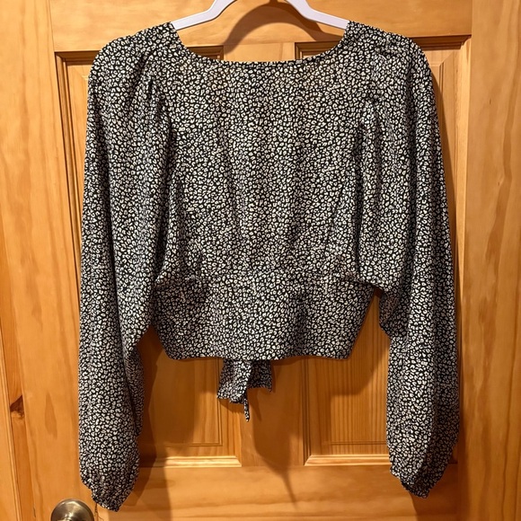 Princess Polly New Mood Cropped Top Black w/ Spotted Print SZ 6 - Picture 2 of 9